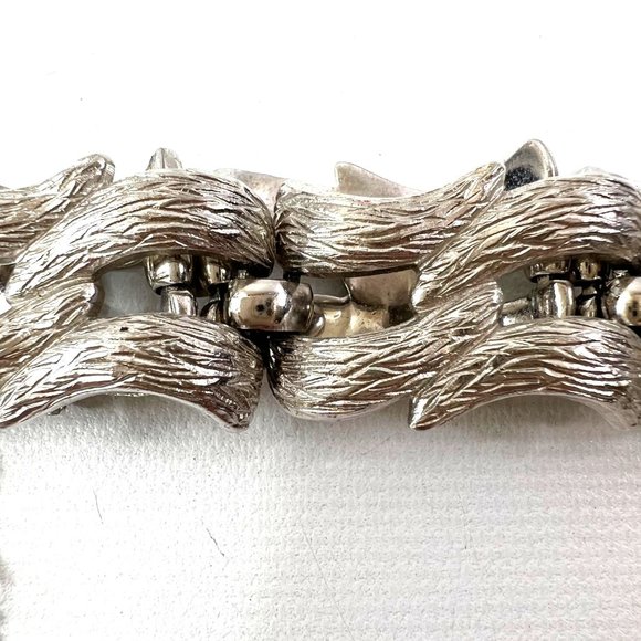 Vintage Monet SIlver Tone Link Bracelet Interlocking Brushed Waves 7" - Picture 8 of 9